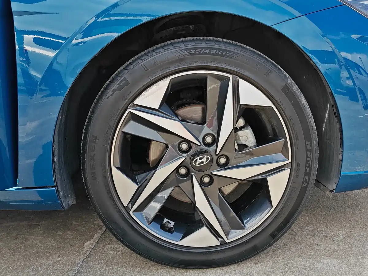 Hyundai Elantra 2021 1.5L CVT LUX Premium Edition фото 18