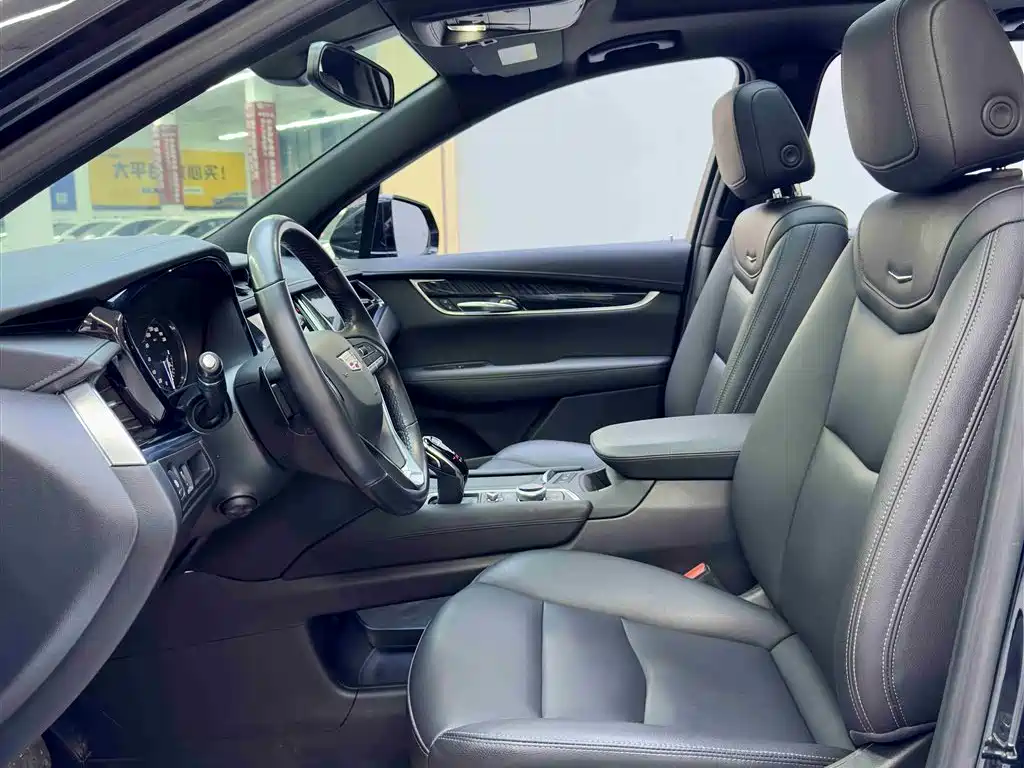 CADILLAC XT6