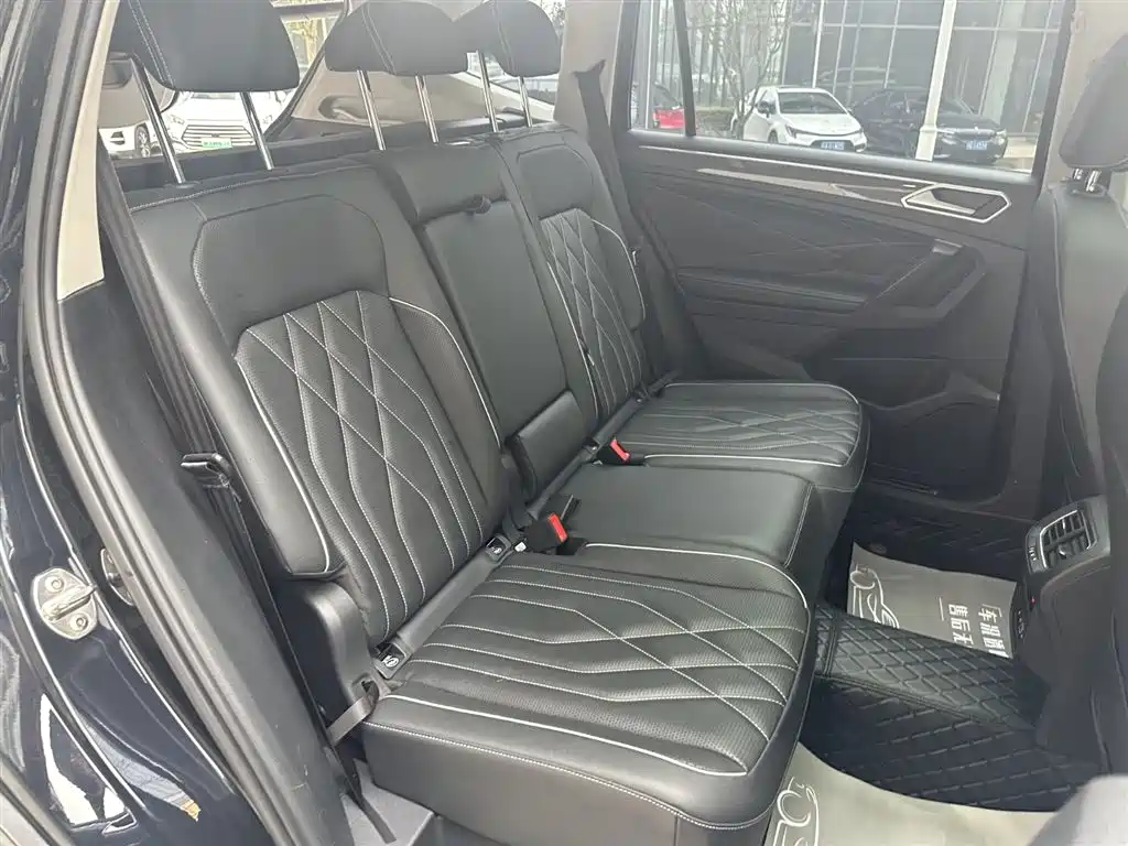 Volkswagen Tiguan L 2023 330TSI Auto 2WD R-Line Premium Edition фото 8