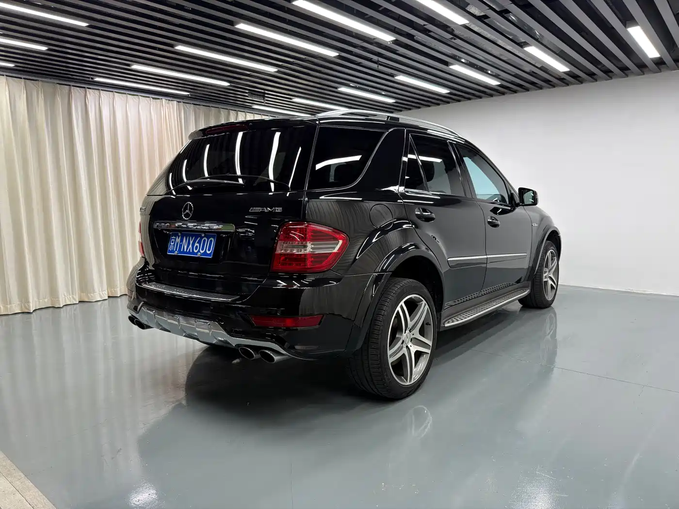 Mercedes-Benz M-Class AMG 2011 AMG ML 63 фото 23