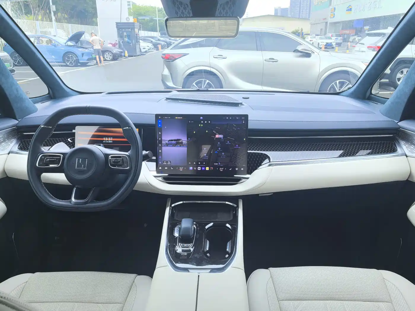 ZEEKR 009 2025 2024 6-seat Executive AWD 108kWh