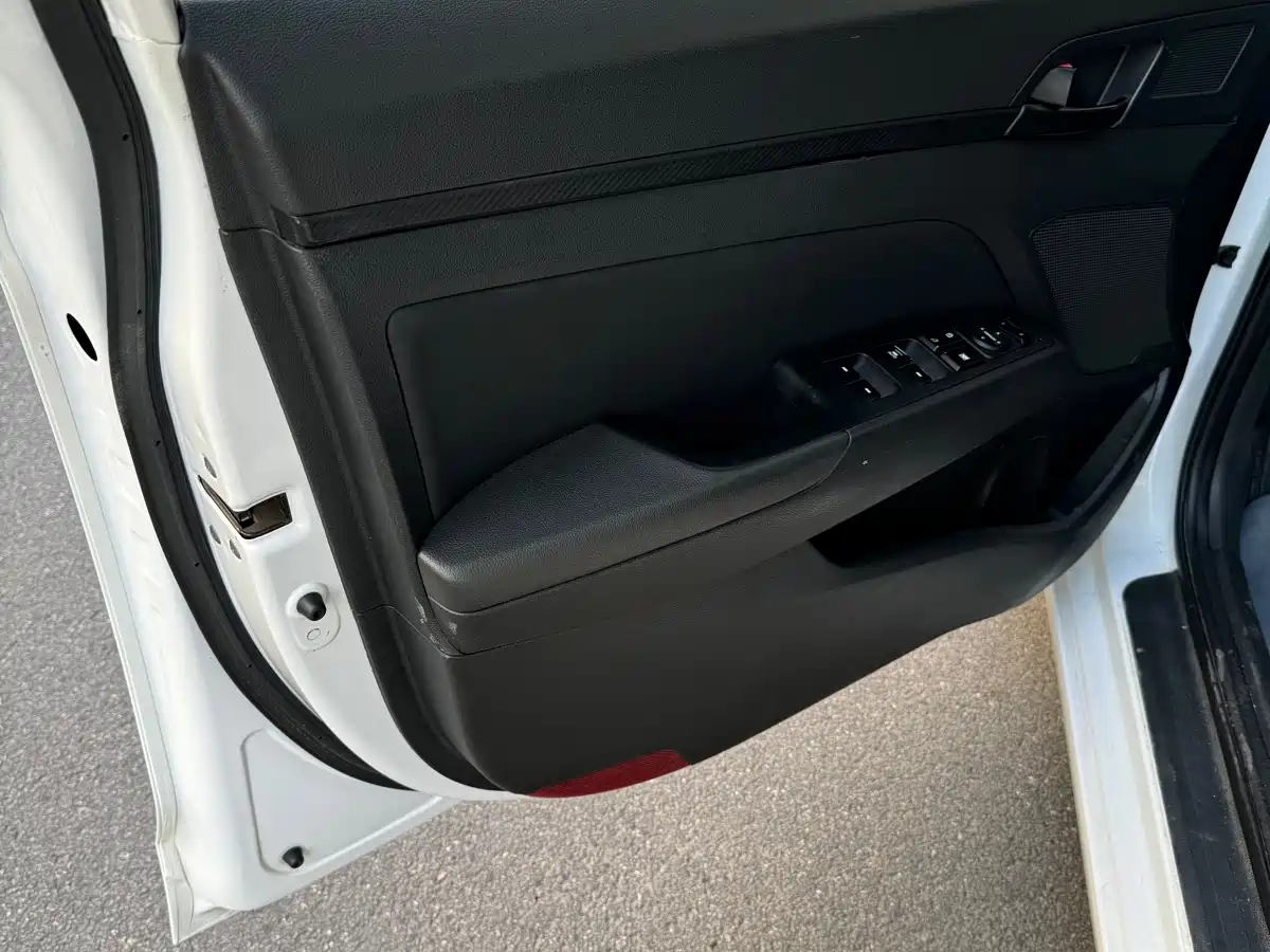 Hyundai Elantra 2018 1.6L Automatic 15th Anniversary Special Edition фото 5