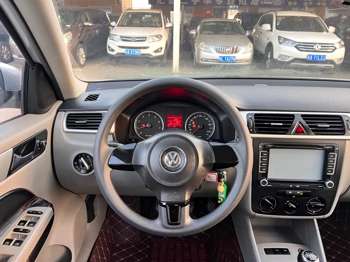 Volkswagen Bora 2012 1.6L Manual Comfort Model фото 14