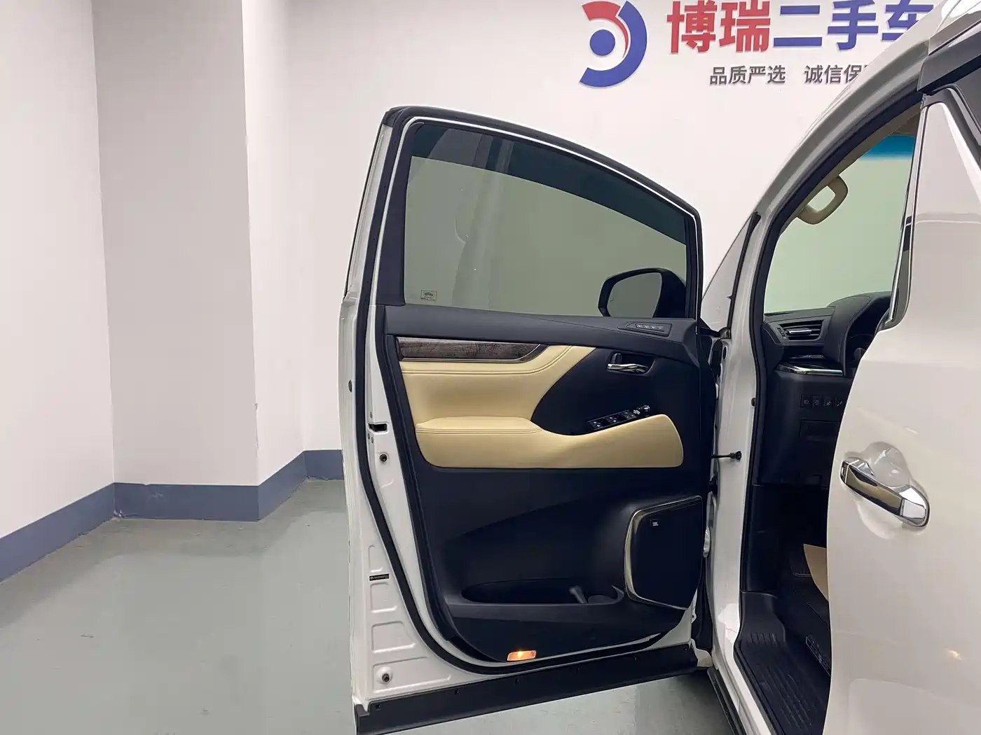 Toyota Alphard 2019 Hybrid 2.5L Premium Edition фото 14
