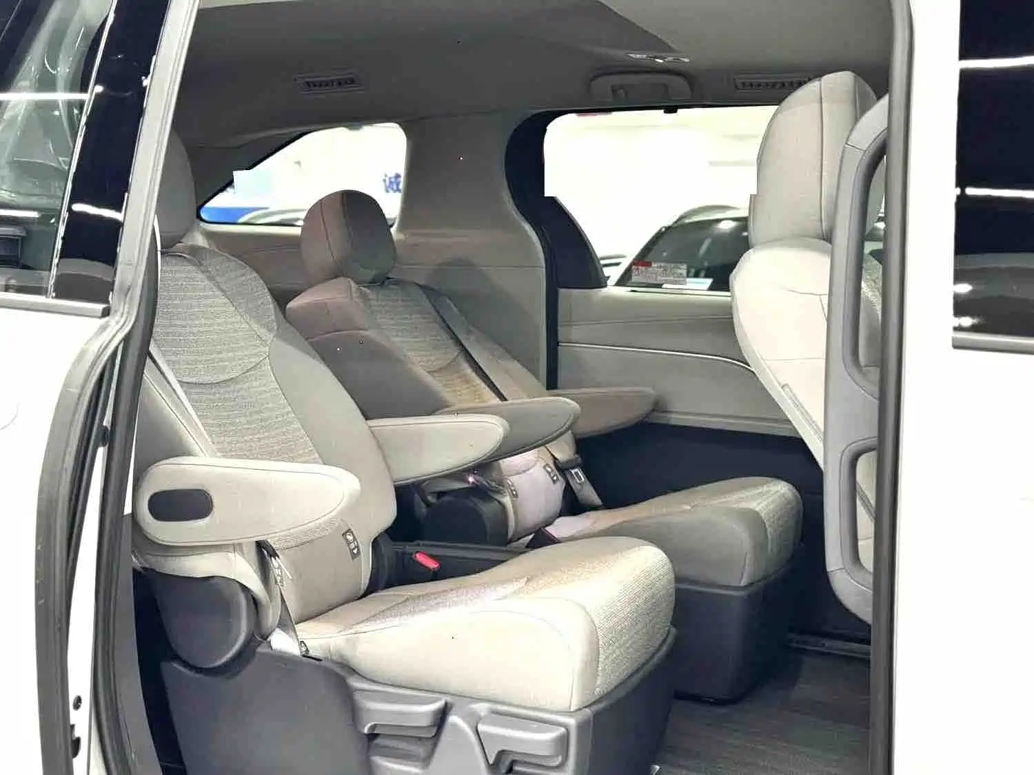صورة 10 - Toyota Sienna