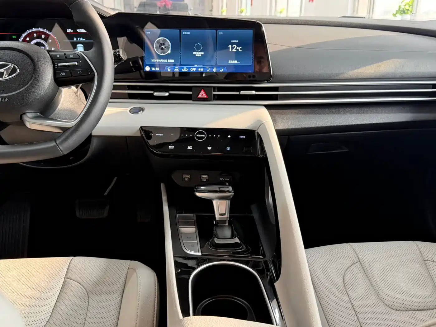 Hyundai Elantra 2022 1.5L CVT LUX Premium Edition фото 8