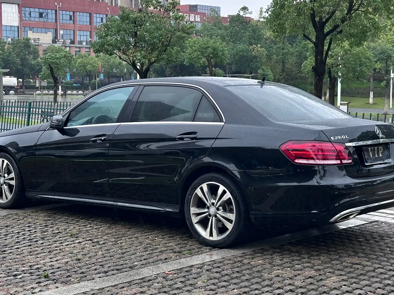 Фото 12 - Mercedes-Benz E-Class