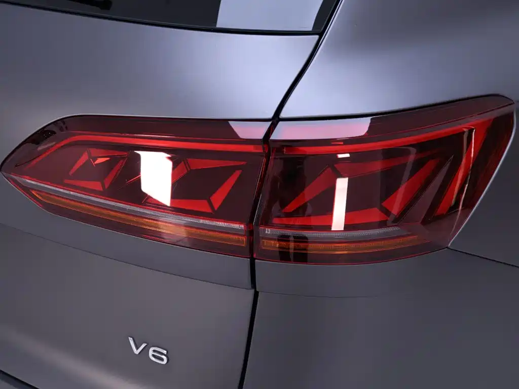 Volkswagen Touareg 2024 2023 3.0TSI R-Line Volcano Rock Paint Sport