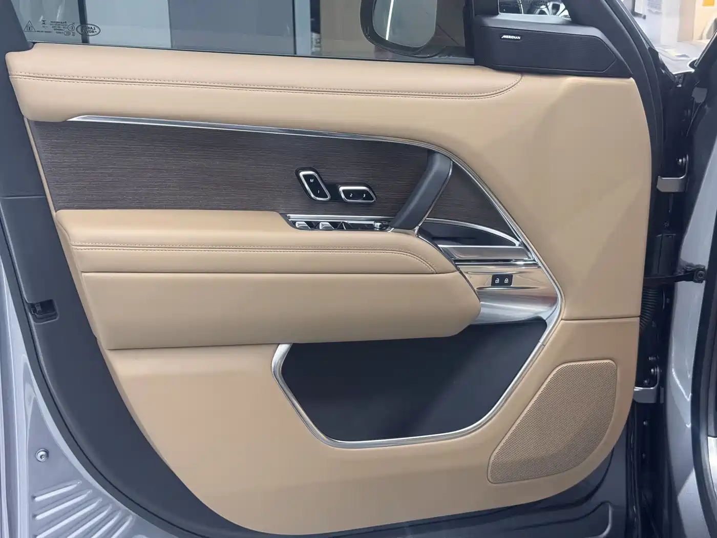 Land Rover Range Rover 2023 3.0 L6 360PS Golden Age Edition фото 21
