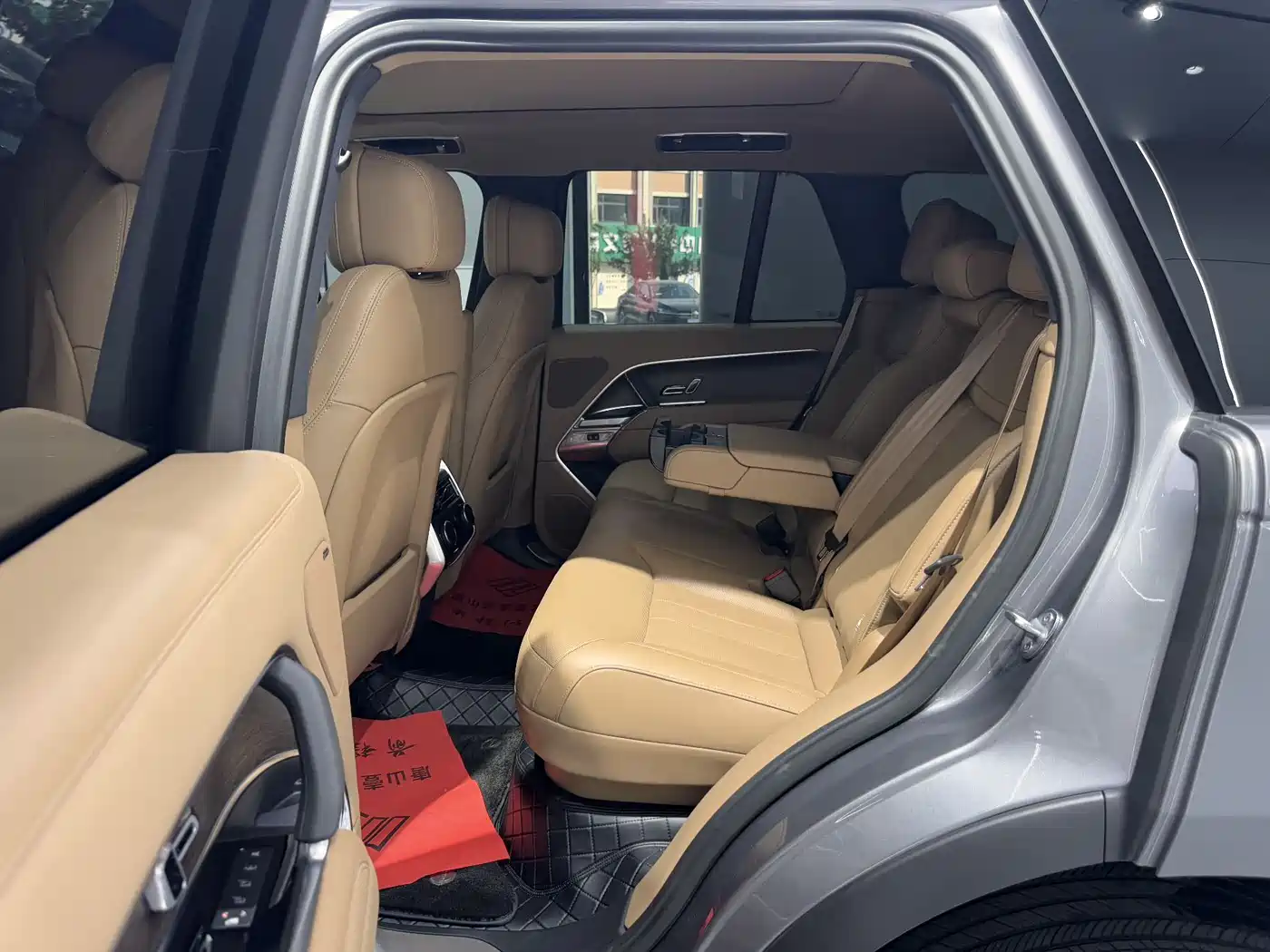 Land Rover Range Rover 2023 3.0 L6 360PS Golden Age Edition фото 24