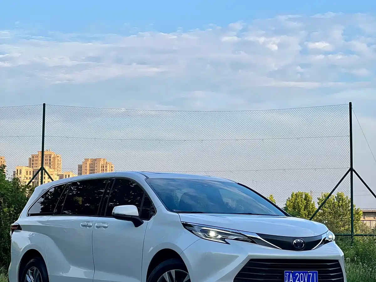 Toyota Sienna 2024 2.5L Hybrid Comfort Edition фото 3