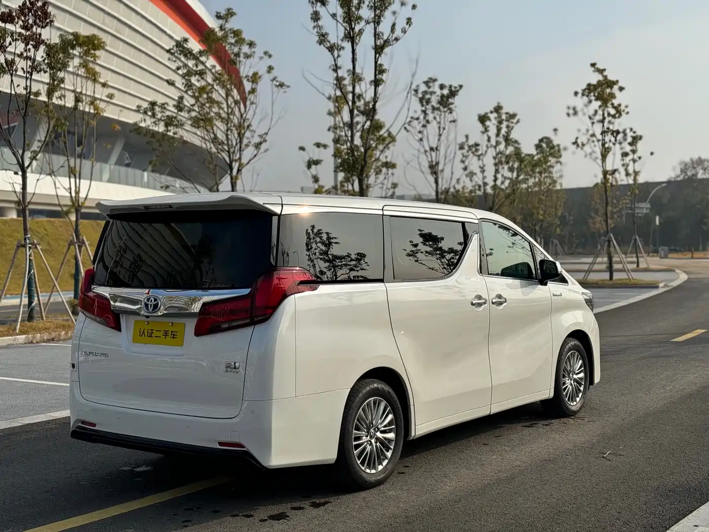 Toyota Alphard 2019 Hybrid 2.5L Luxury фото 6