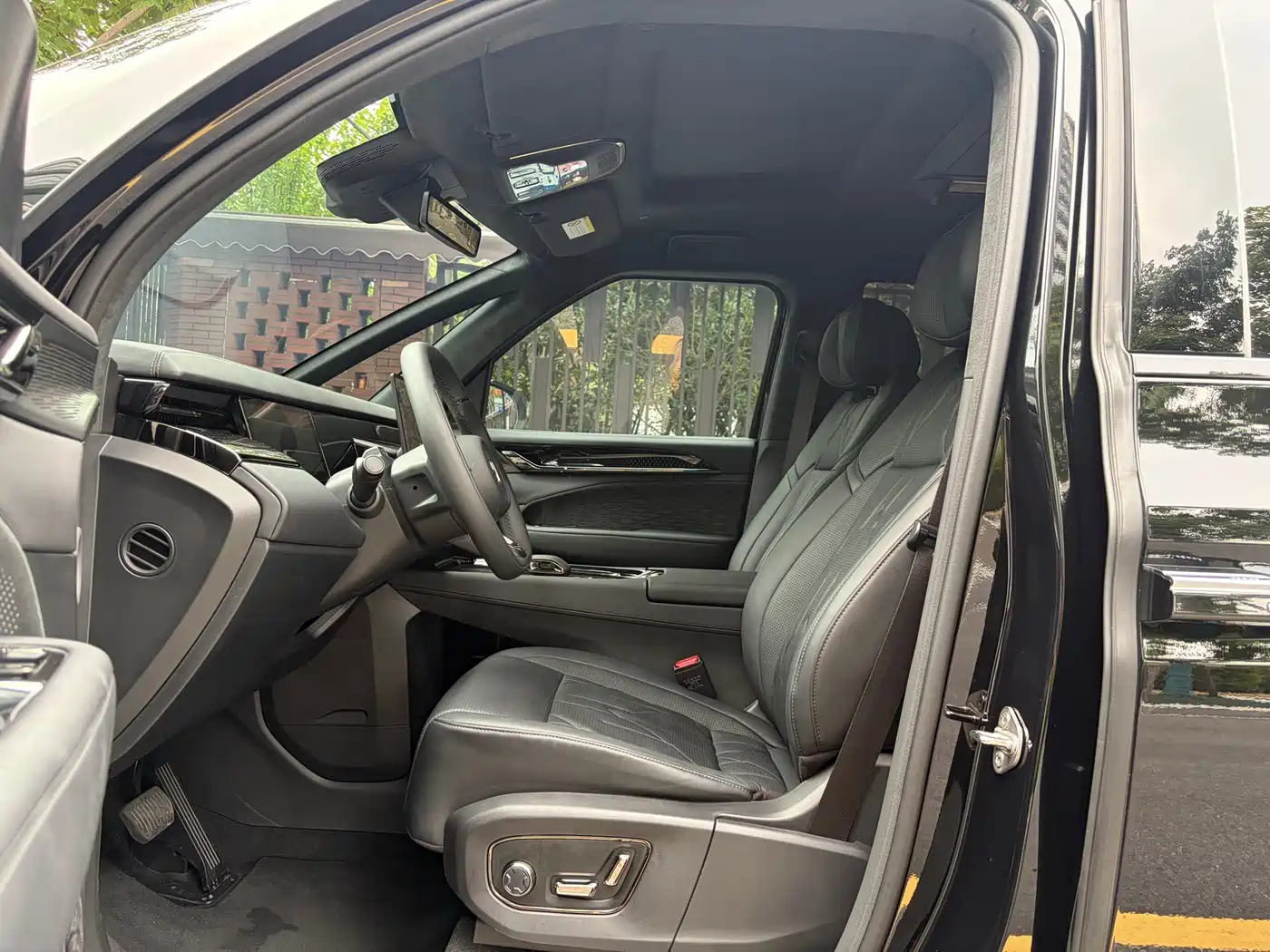 ZEEKR 009 2025 2024 6-seat Executive AWD 108kWh