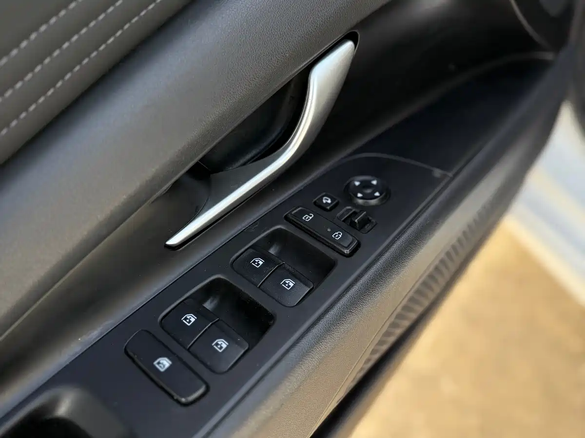 Hyundai Elantra 2022 1.5L CVT LUX Premium Edition фото 16