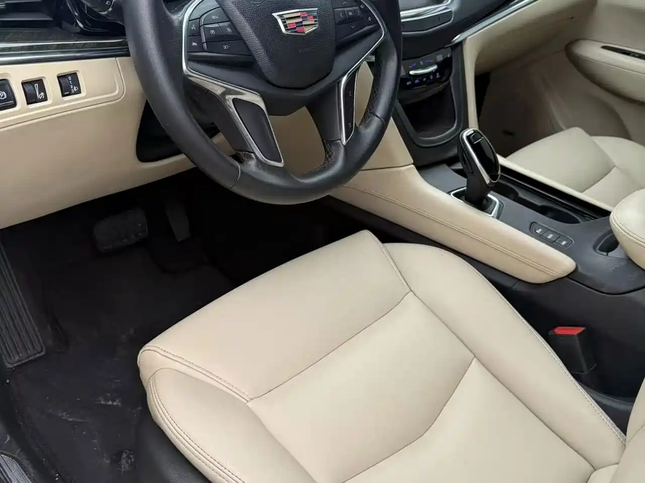 Photo 4 - Cadillac XT5