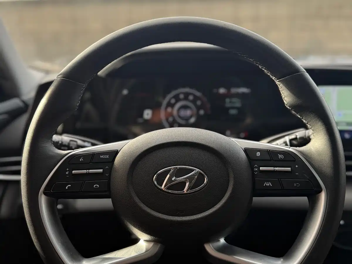 Hyundai Elantra 2022 1.5L CVT LUX Premium Edition фото 12