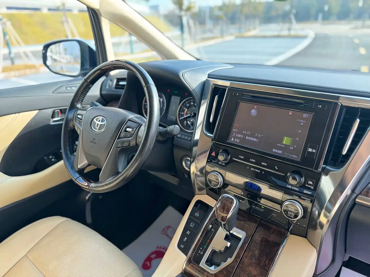 Toyota Alphard 2019 Hybrid 2.5L Luxury фото 17