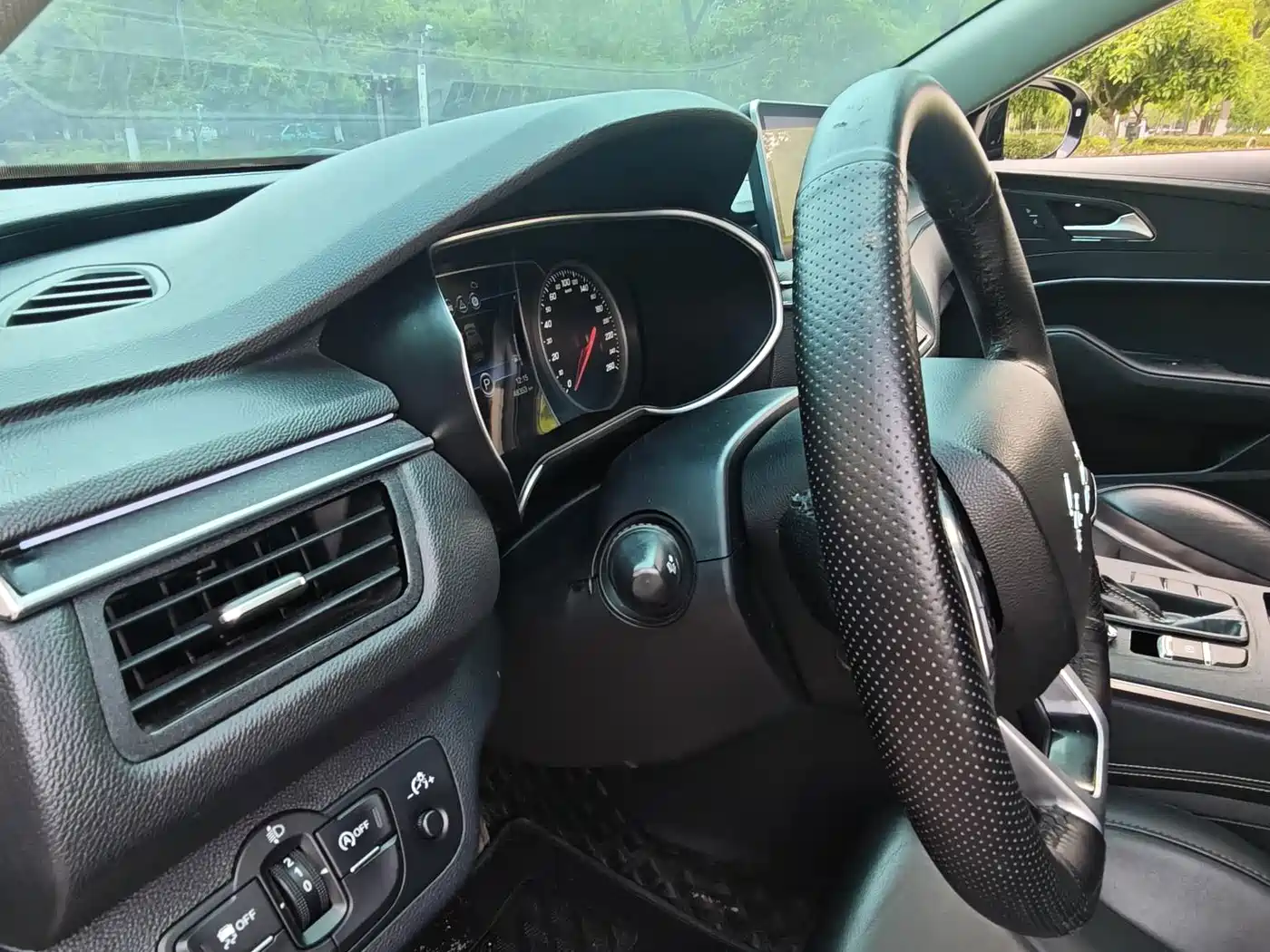 Фото 8 - Hongqi H5