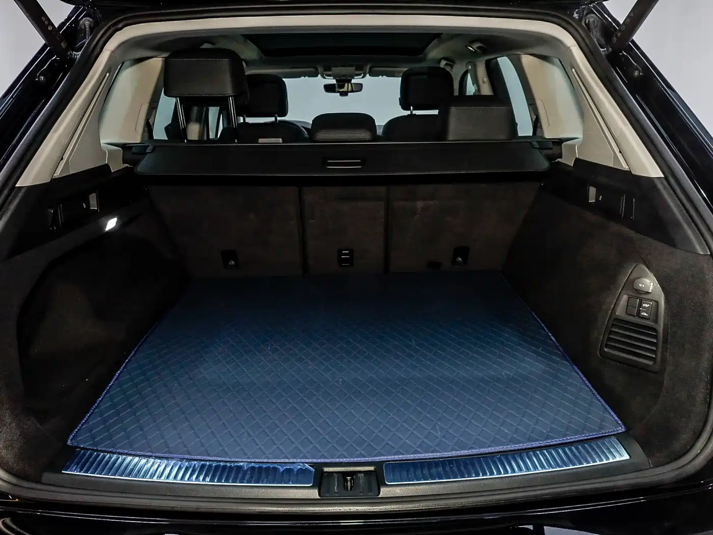 Volkswagen Touareg 2021 3.0TSI Sharp Edition with Gloss Black Sports Package фото 31