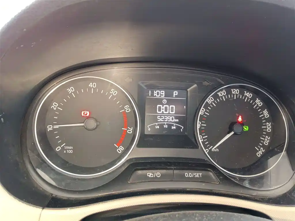 Škoda Fabia 2015 1.6L Automatic Innovation Edition фото 12