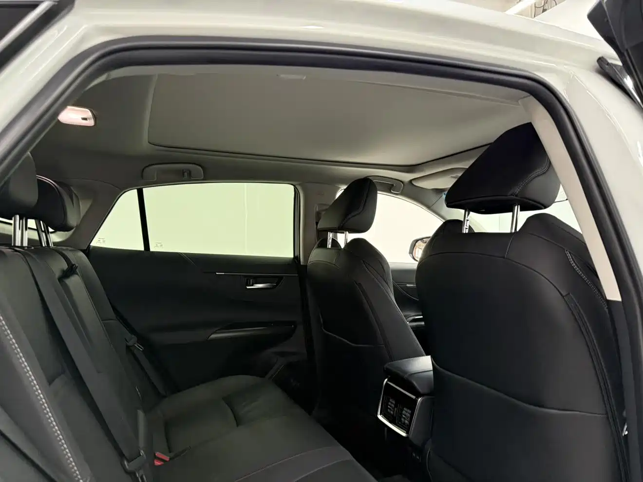 Toyota Venza 2022 Dual Engine 2.5L CVT 4WD Supreme фото 13