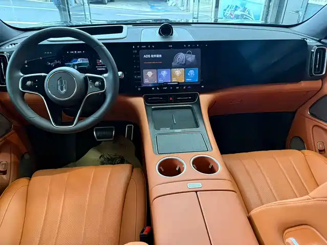 AITO Wenjie AITO M8 2025 Extended Range Ultra 53.4kWh 6-Seater — фото 2
