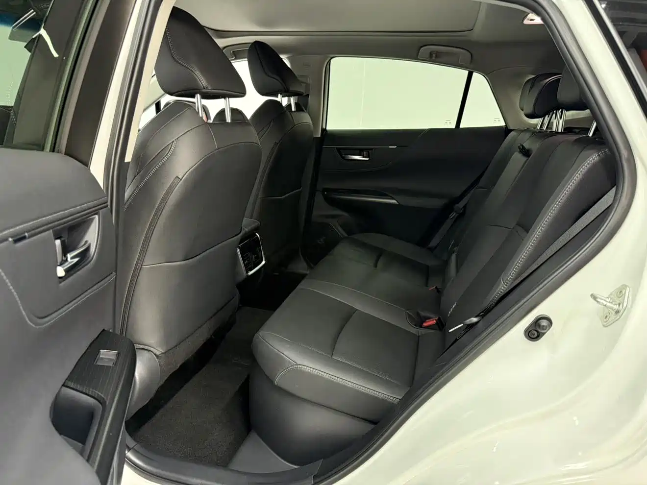 Toyota Venza 2022 Dual Engine 2.5L CVT 4WD Supreme фото 10