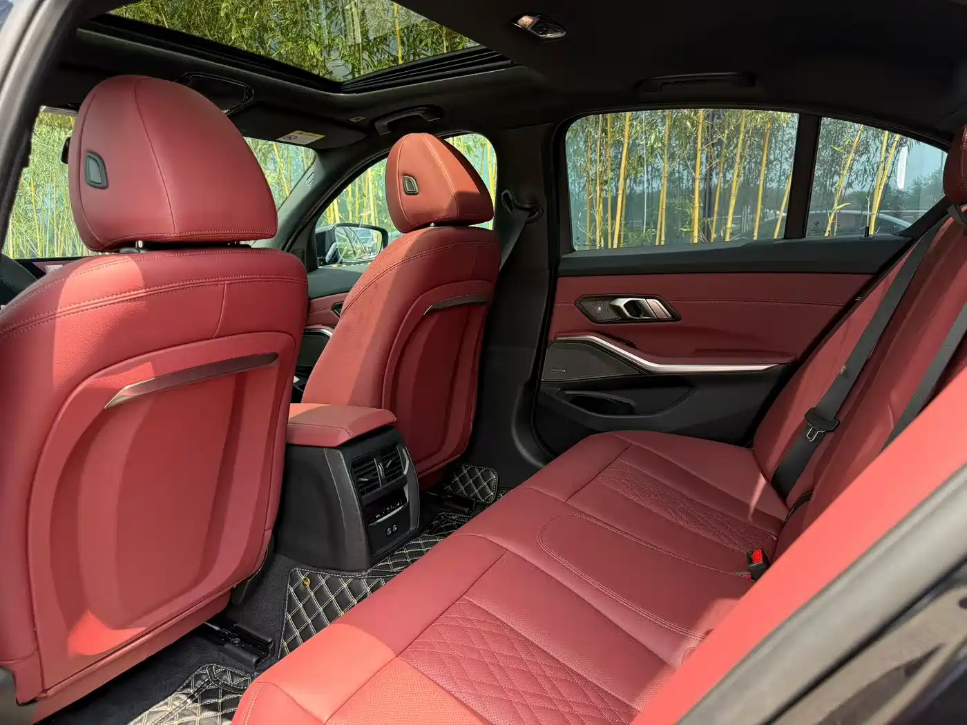 BMW 3 Series 2025 330i M Sport Night Edition фото 3