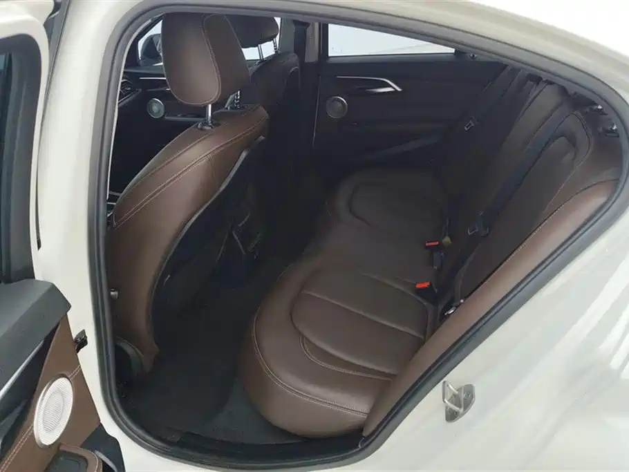 BMW 1 Series 2021 120i M Sport Shadow Edition фото 11