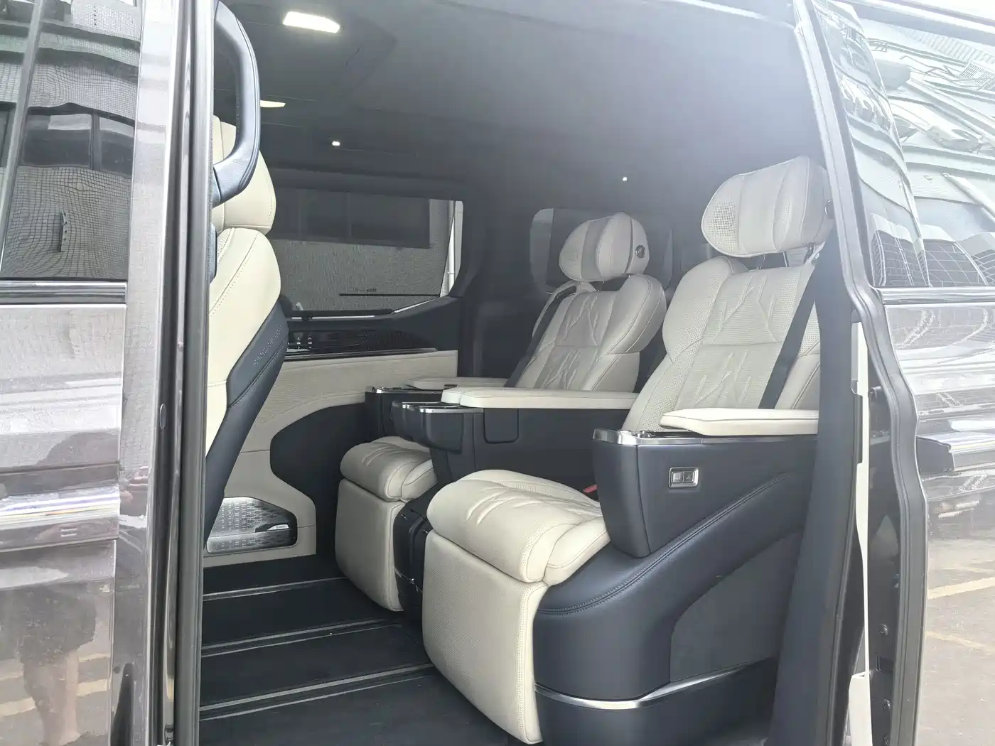 ZEEKR 009 2025 2024 6-seat Executive AWD 108kWh