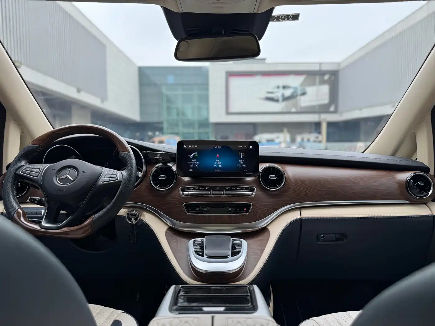 Mercedes-Benz V-Class 2022 V 260 L Long Wheelbase Luxury Edition фото 7