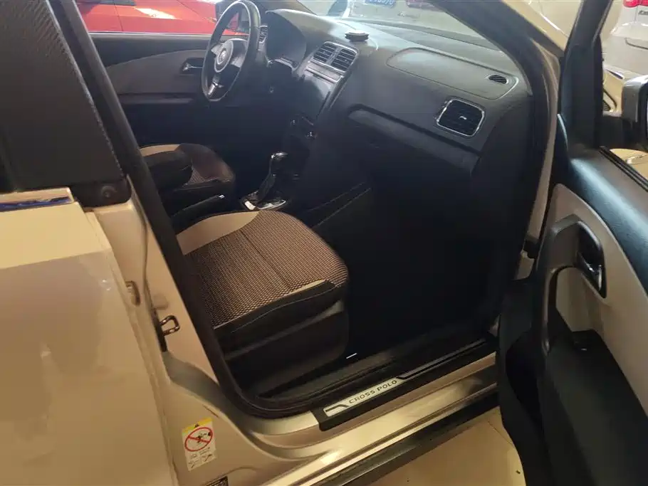Volkswagen Polo 2012 1.6L Cross Polo AT фото 8