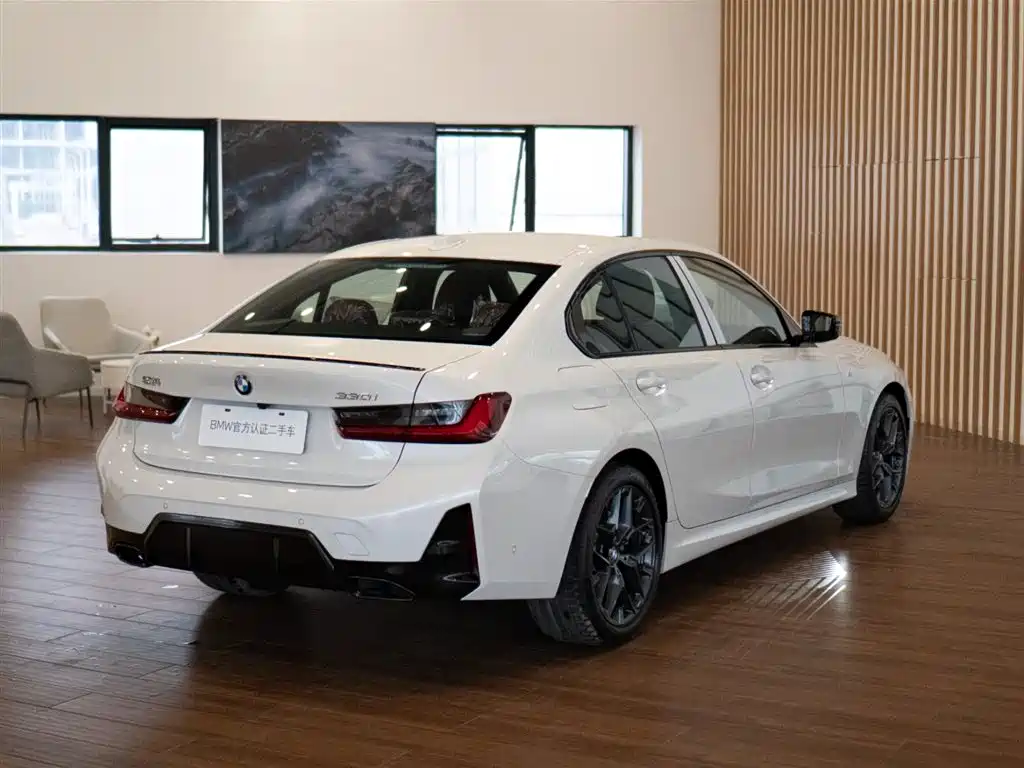 BMW 3 Series 2025 330i M Sport Night Edition фото 6