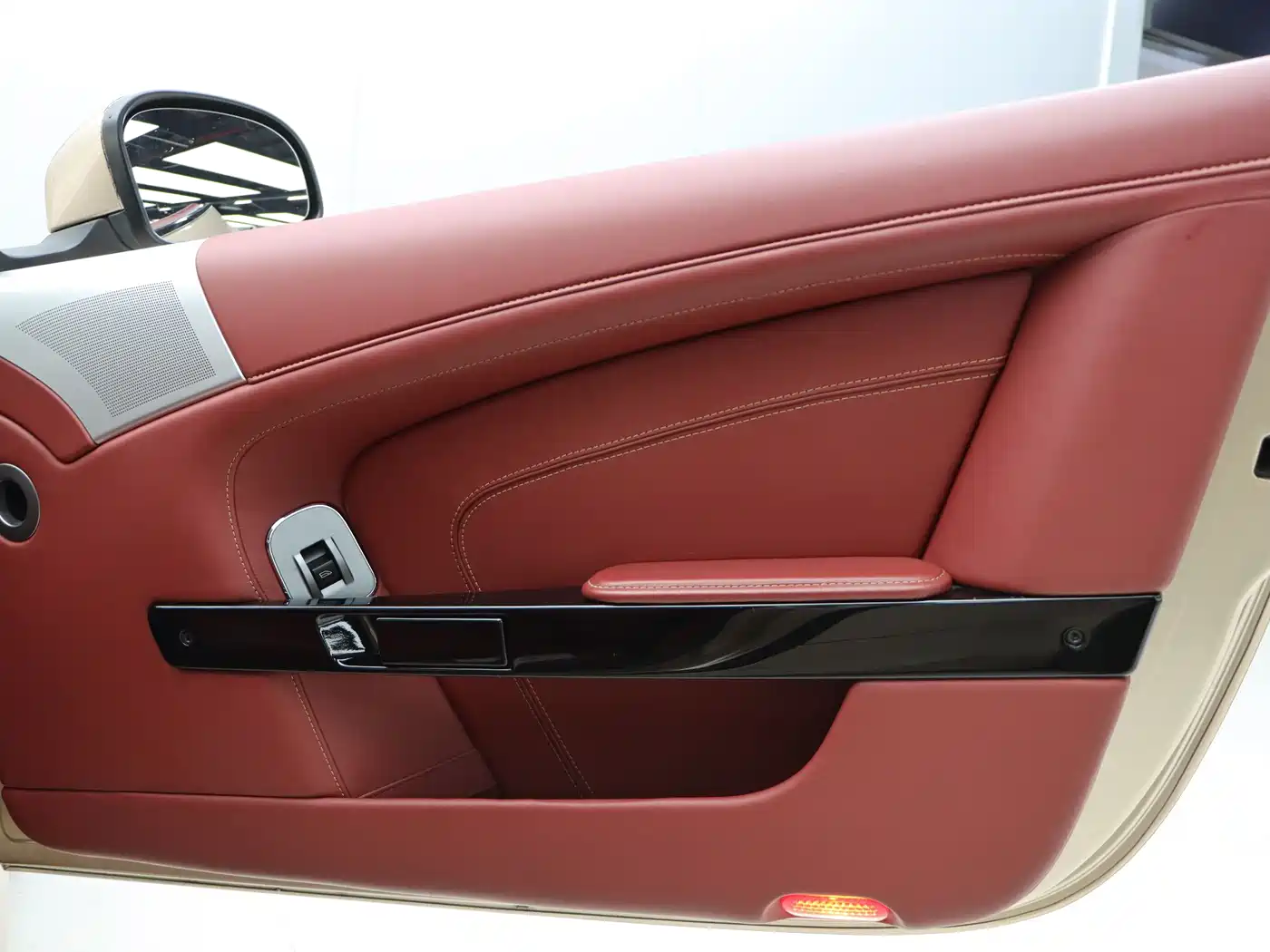 Aston Martin Virage 2012 6.0 Coupe фото 26