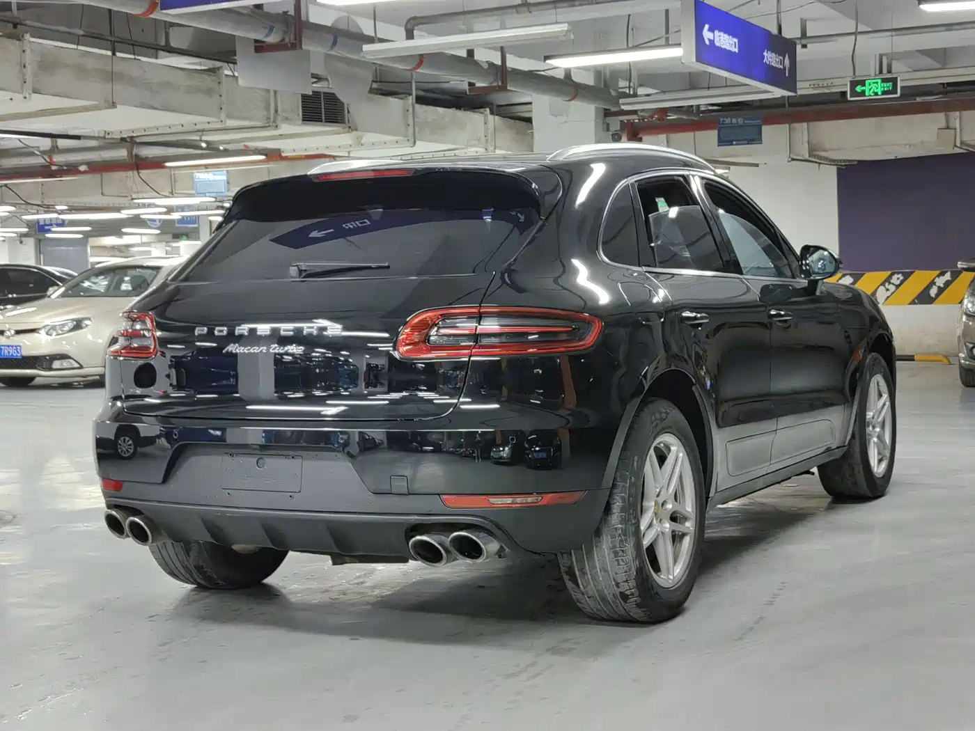 PORSCHE MACAN