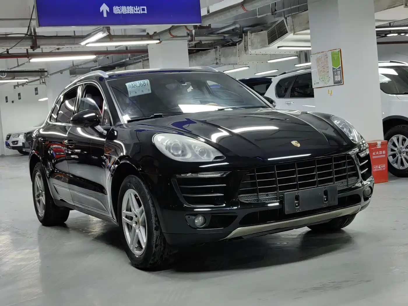 PORSCHE MACAN