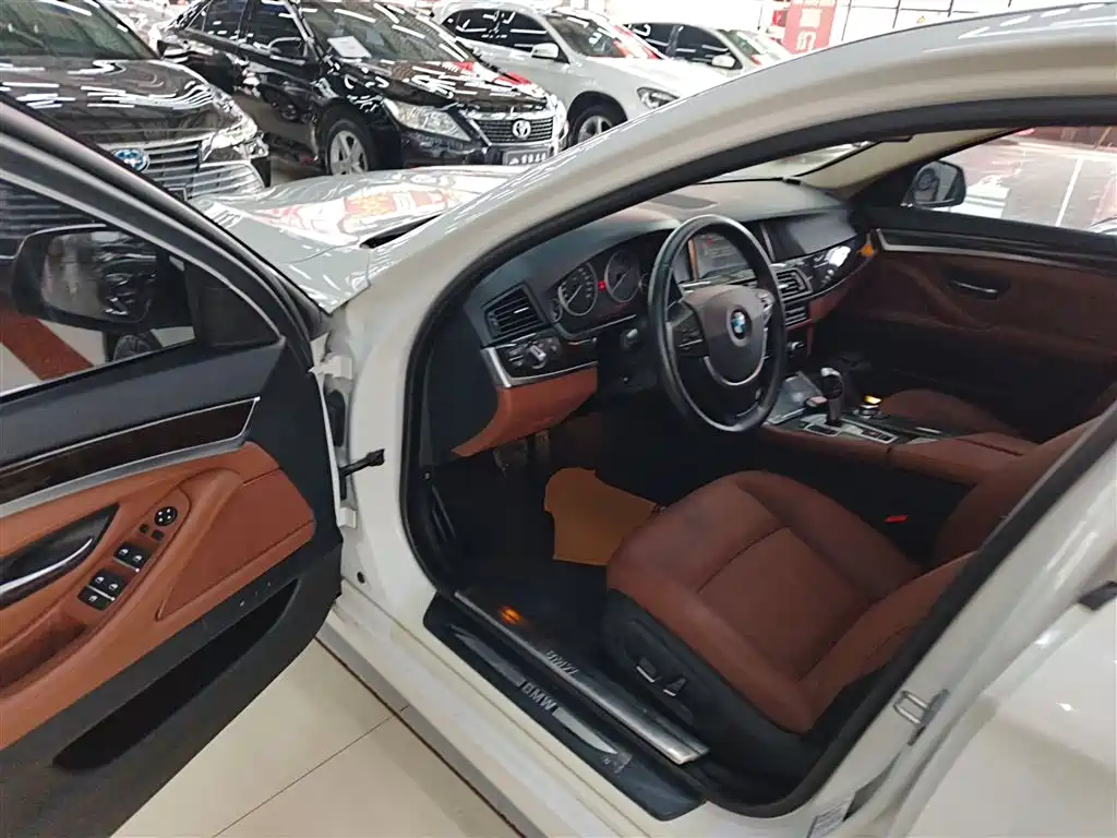 BMW 5 Series 2014 525Li Leading фото 15