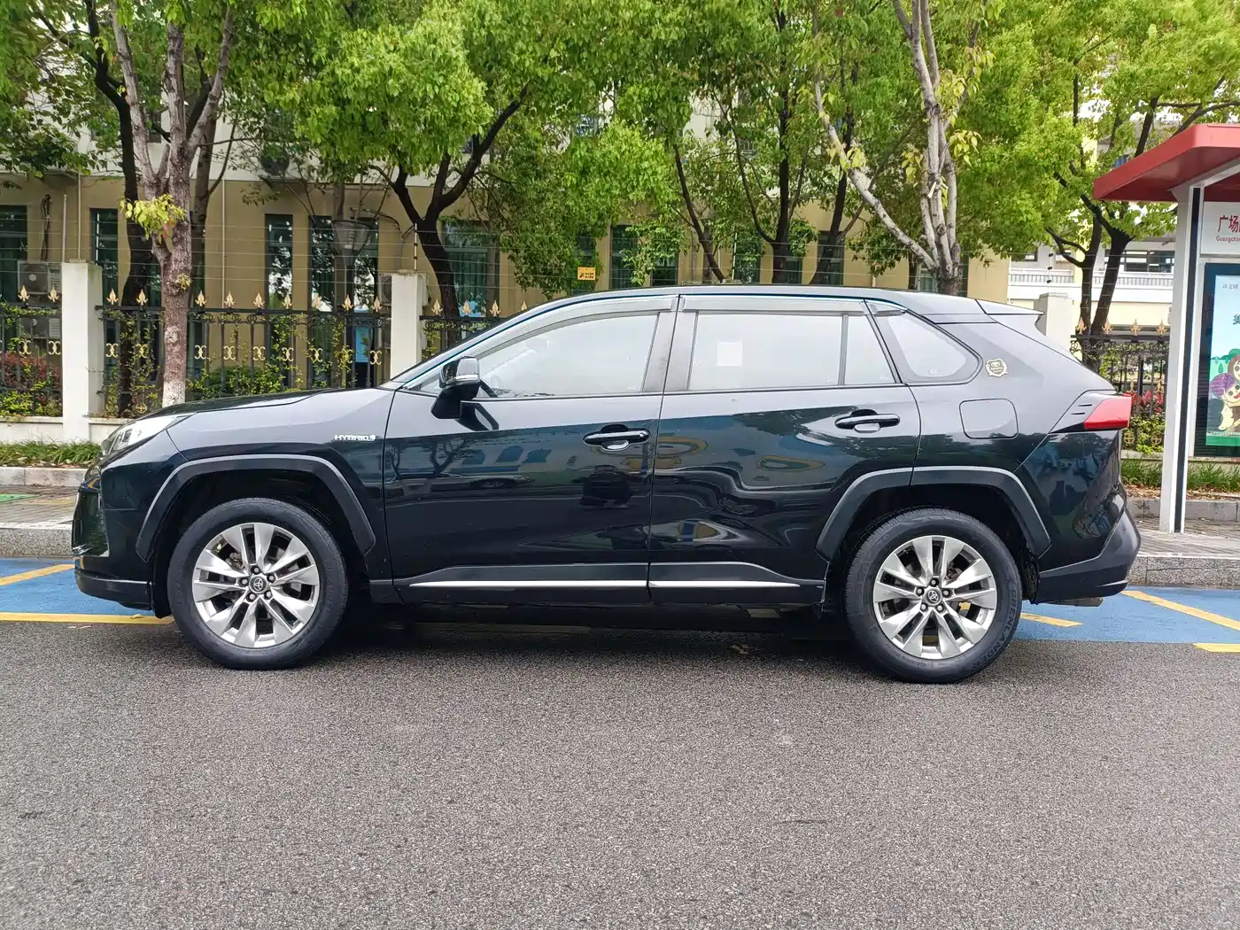 Toyota Wildlander 2020 Dual Engine 2.5L E-CVT FWD Luxury фото 3
