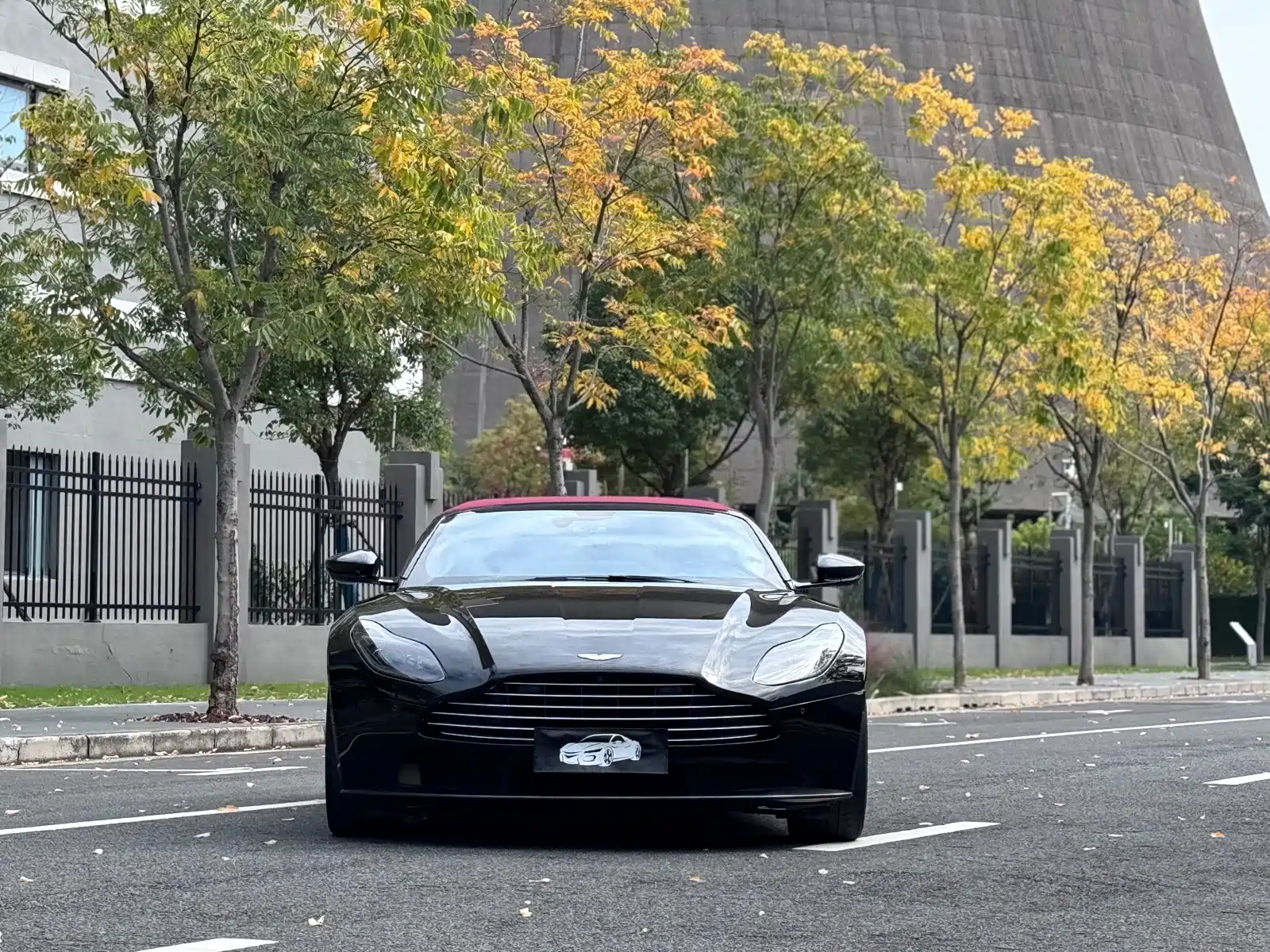 Фото 1 - Aston Martin DB11