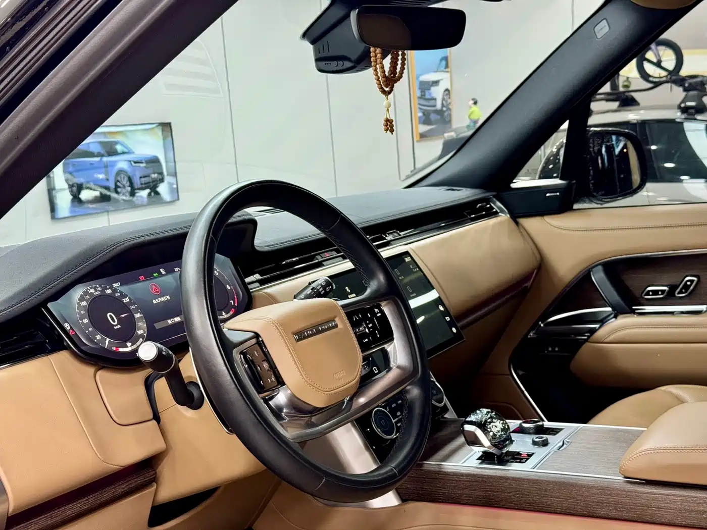 Land Rover Range Rover 2023 3.0 L6 400PS Golden Age Long Wheelbase фото 4