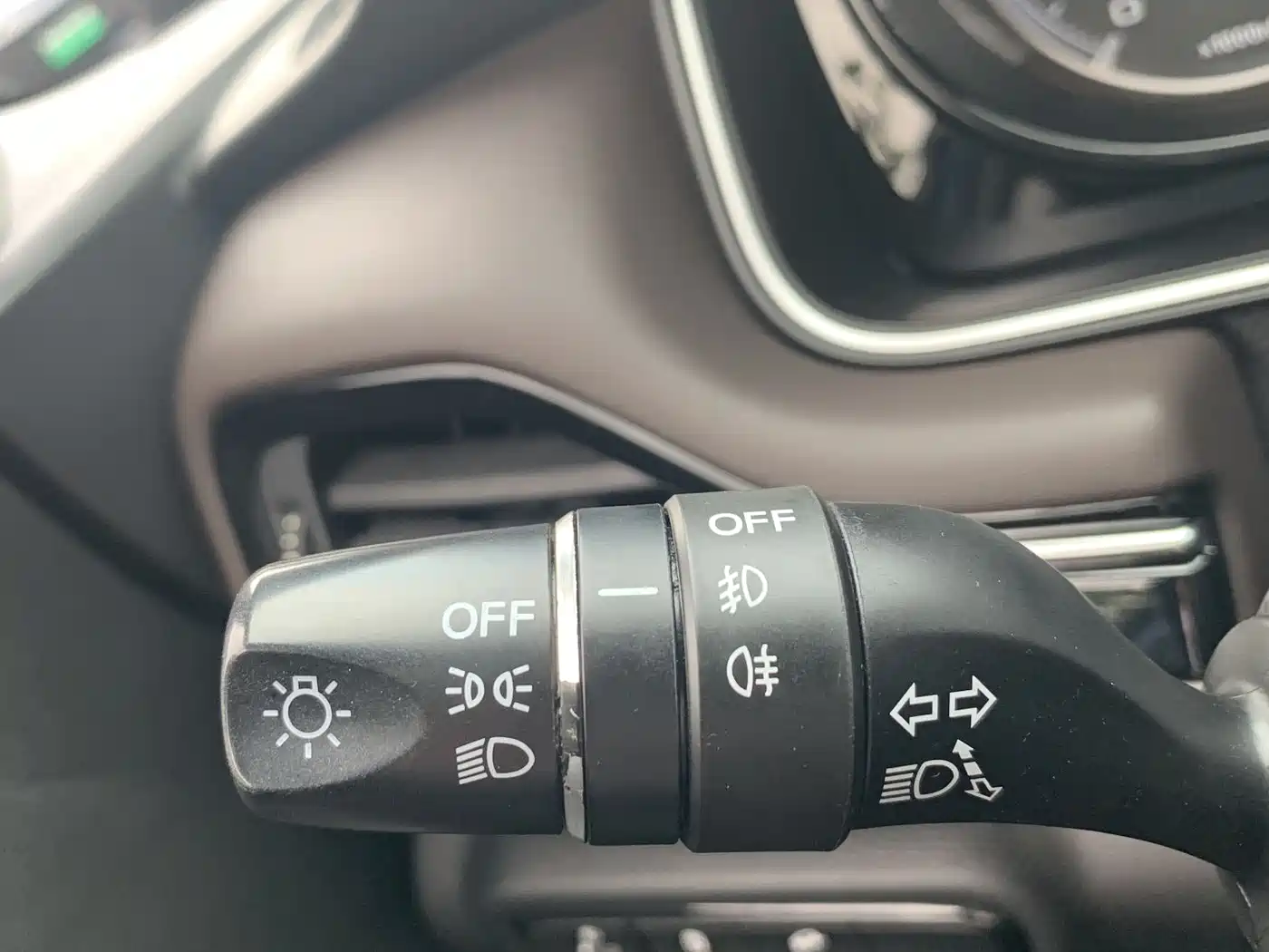 GAC Trumpchi Trumpchi M6 2019 270T Automatic Luxury (7-seater) China V фото 15