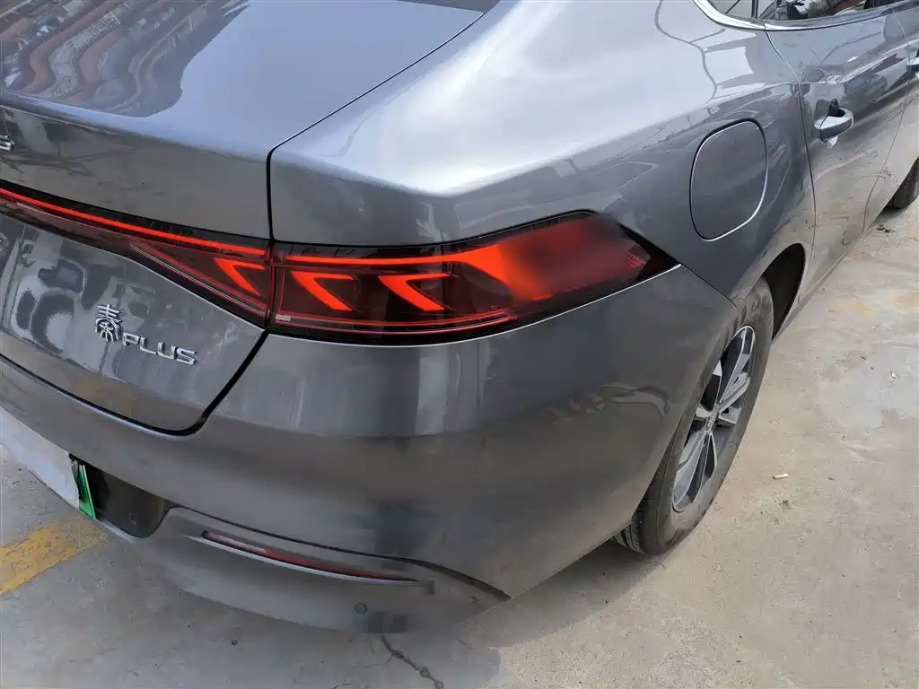 BYD Qin PLUS 2024 Glory Edition DM-i 55KM Leading фото 8