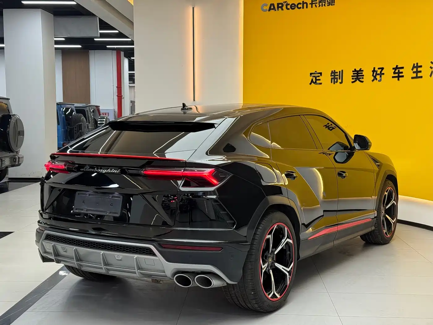 LAMBORGHINI URUS