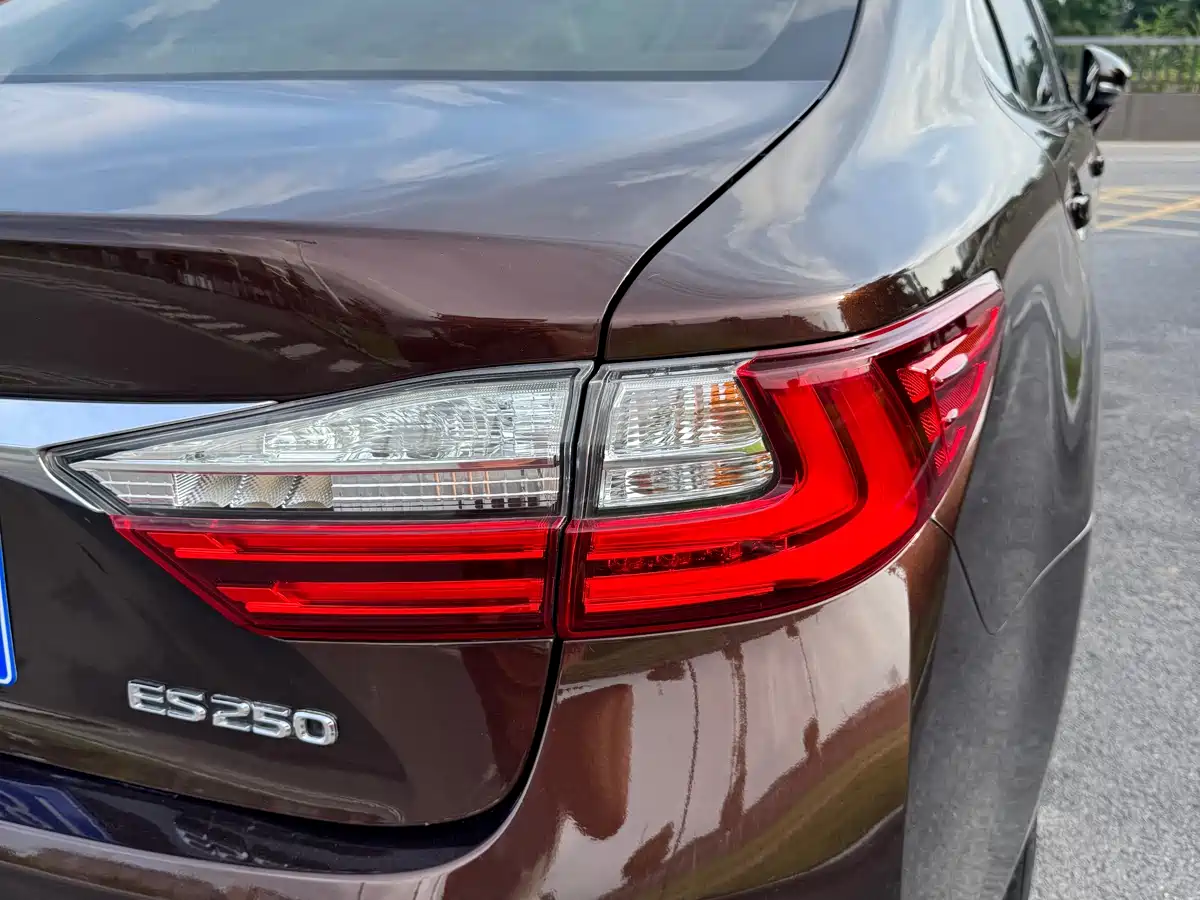 Lexus ES 2015 250 Elegance Edition фото 29