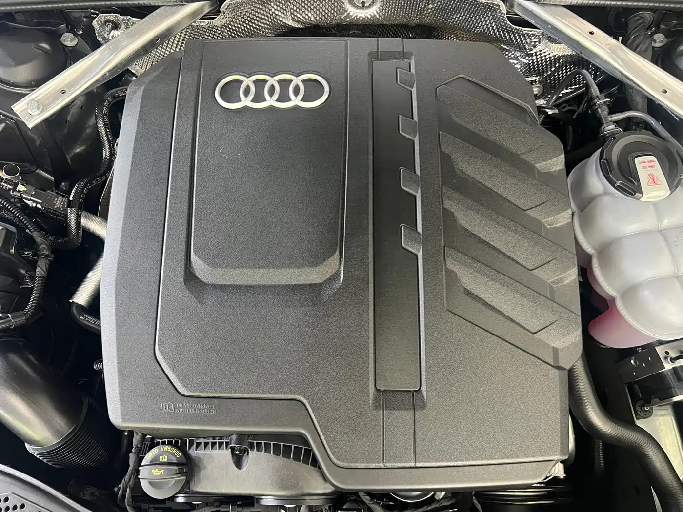 Audi A4L 2025 2 Million Celebration Edition 40 TFSI Luxury Dynamic фото 8