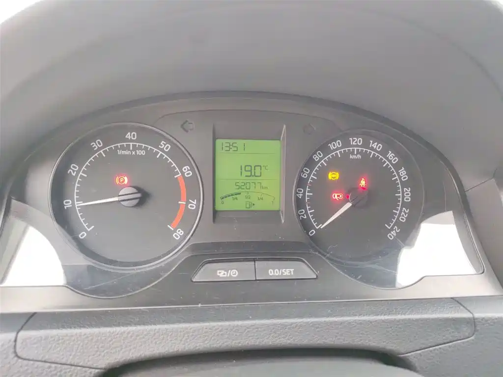 Škoda Rapid 2016 1.6L Manual Pioneer Edition фото 12