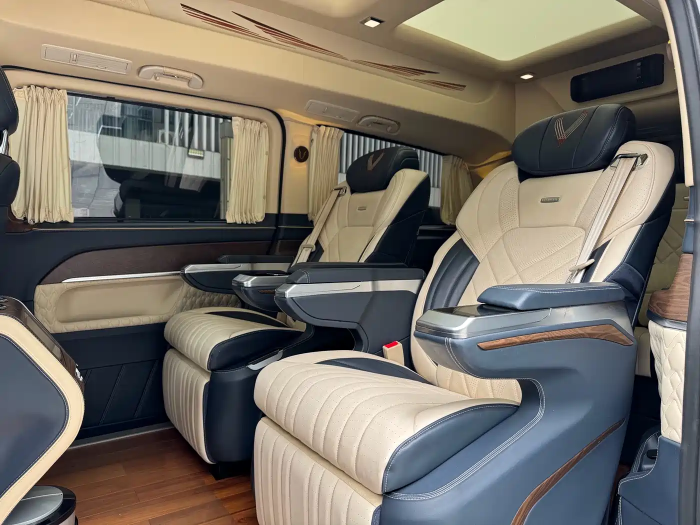 Mercedes-Benz V-Class 2022 V 260 L Long Wheelbase Luxury Edition фото 13