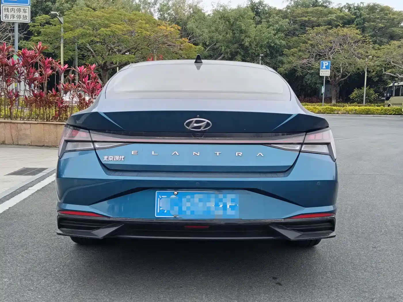 Hyundai Elantra 2021 1.5L CVT LUX Premium Edition фото 10