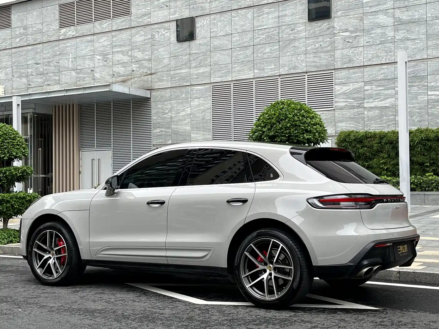 PORSCHE MACAN
