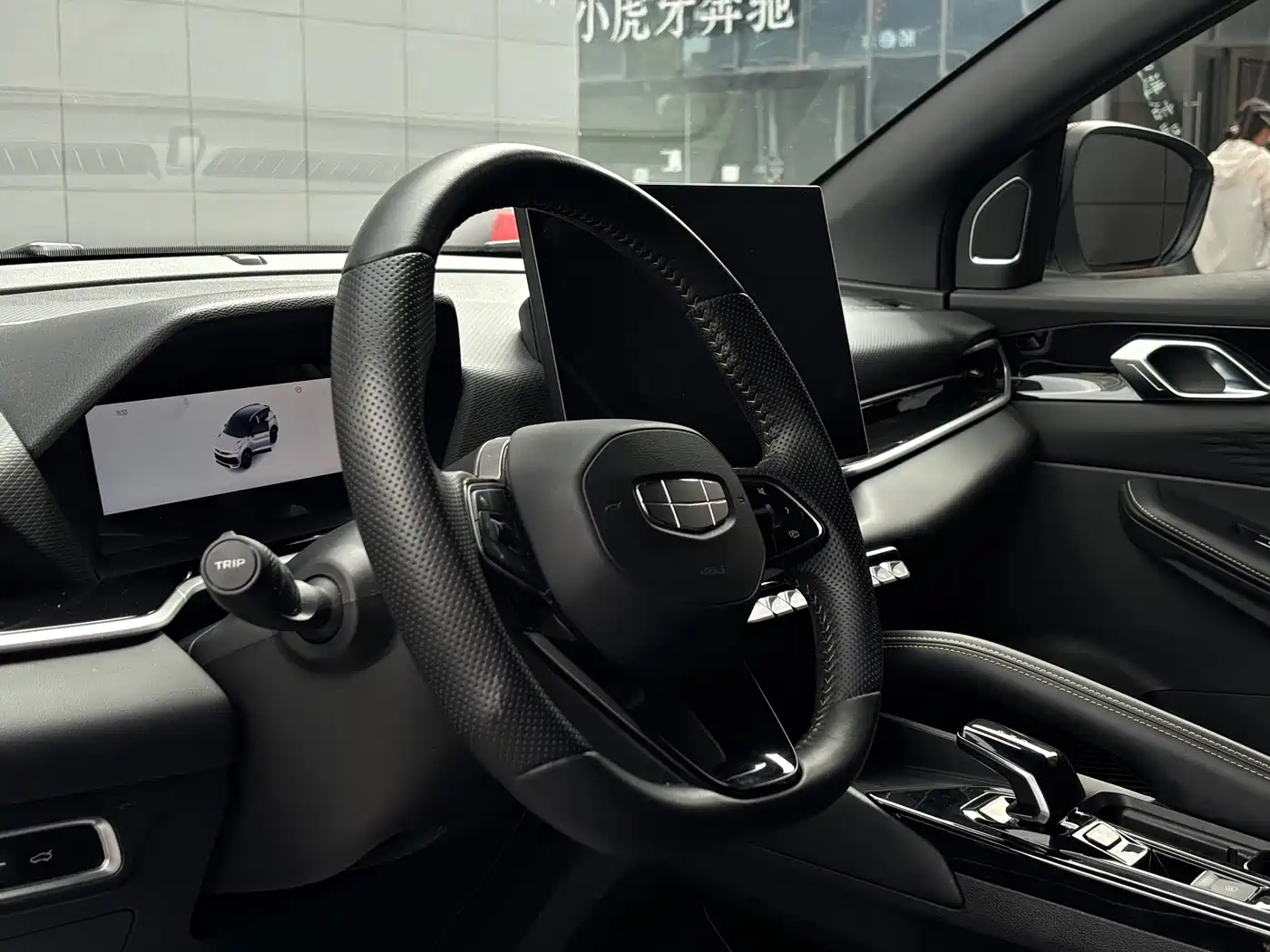 Фото 10 - Geely Binyue